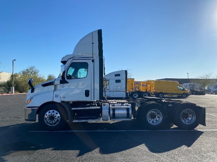 2021 Freightliner Cascadia in Phoenix, AZ — photo 4