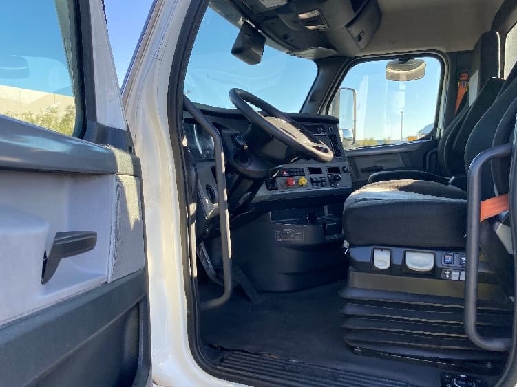 2021 Freightliner Cascadia in Phoenix, AZ — photo 9