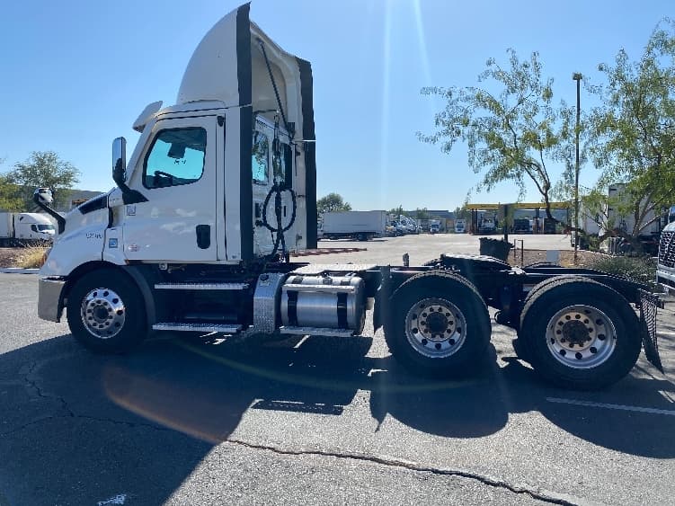 2021 Freightliner Cascadia in Phoenix, AZ — photo 4