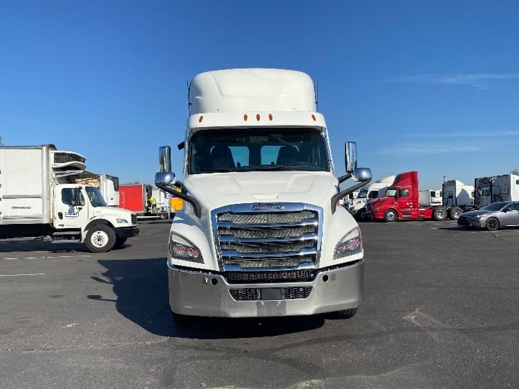 2021 Freightliner Cascadia in Phoenix, AZ — photo 2