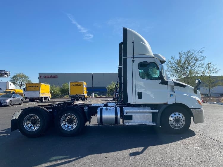 2021 Freightliner Cascadia in Phoenix, AZ — photo 8