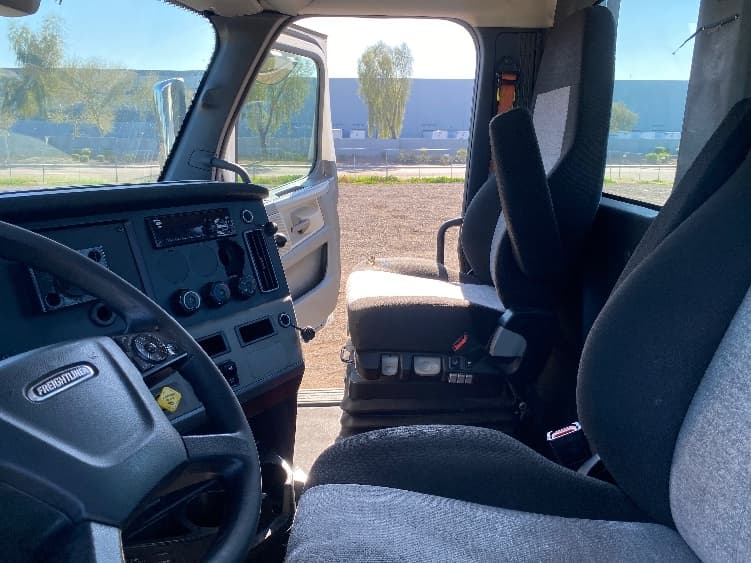 2021 Freightliner Cascadia in Phoenix, AZ — photo 10