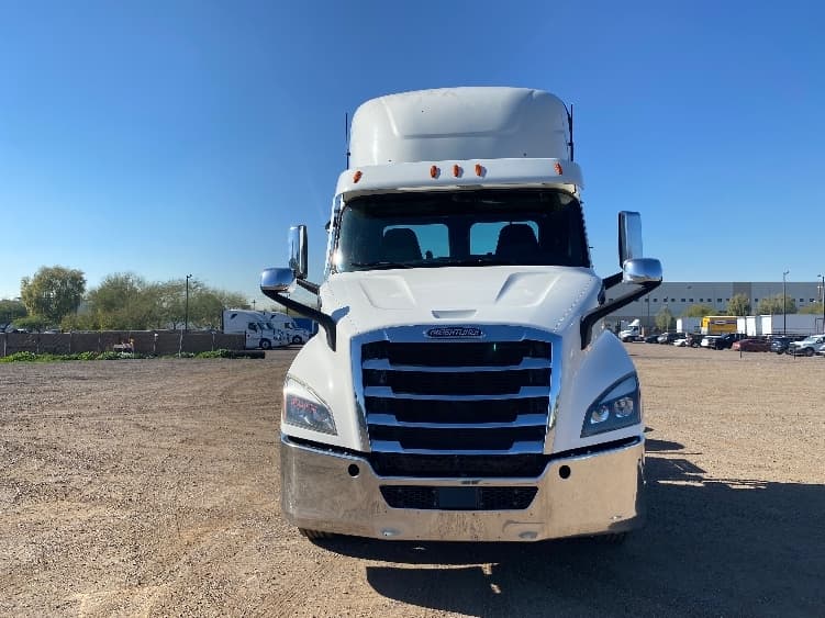 2021 Freightliner Cascadia in Phoenix, AZ — photo 2