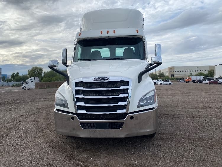 2021 Freightliner Cascadia in Phoenix, AZ — photo 2