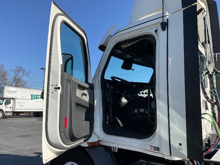 2021 Freightliner Cascadia in Concord, NC — photo 9