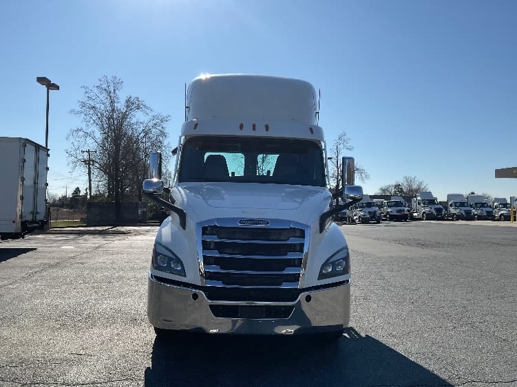 2021 Freightliner Cascadia in Concord, NC — photo 2
