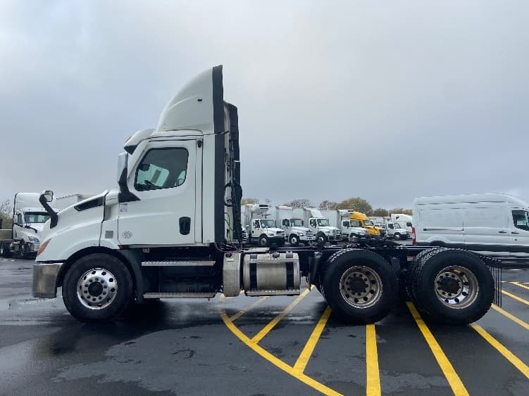 2021 Freightliner Cascadia in Selma, TX — photo 4