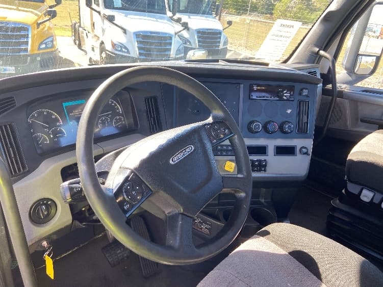 2021 Freightliner Cascadia in San Antonio, TX — photo 10