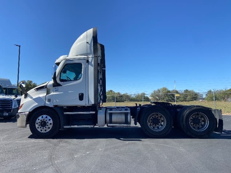 2021 Freightliner Cascadia in San Antonio, TX — photo 4