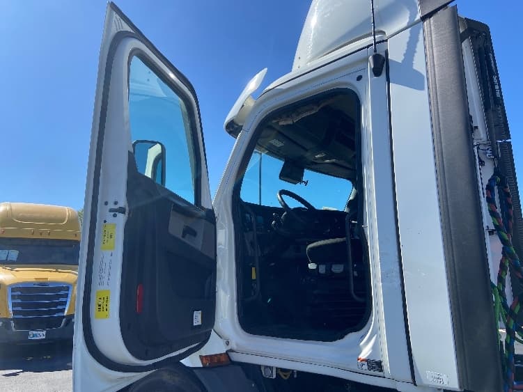 2021 Freightliner Cascadia in San Antonio, TX — photo 9