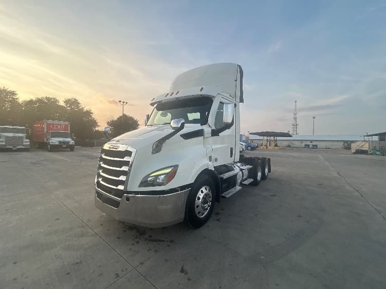 2021 Freightliner Cascadia in San Antonio, TX — photo 3