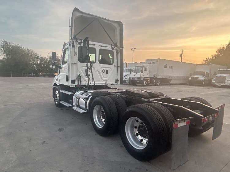 2021 Freightliner Cascadia in San Antonio, TX — photo 5