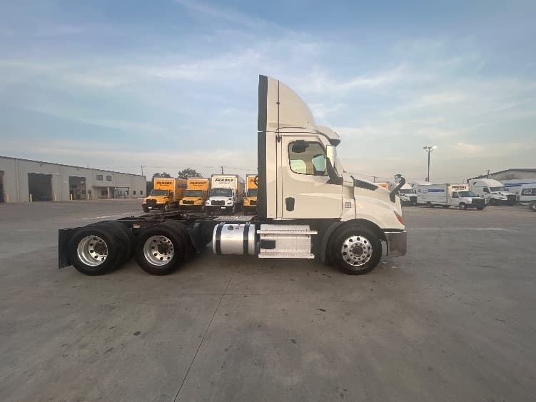 2021 Freightliner Cascadia in San Antonio, TX — photo 8