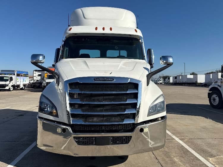 2021 Freightliner Cascadia in Arlington, TX — photo 2