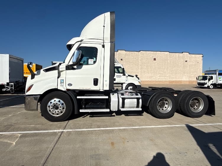 2021 Freightliner Cascadia in Arlington, TX — photo 4