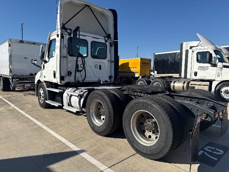 2021 Freightliner Cascadia in Arlington, TX — photo 5