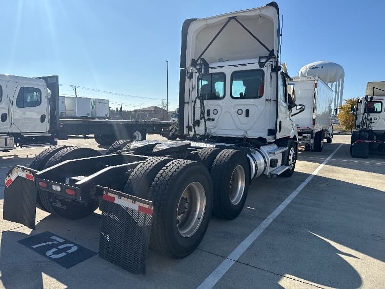2021 Freightliner Cascadia in Arlington, TX — photo 7