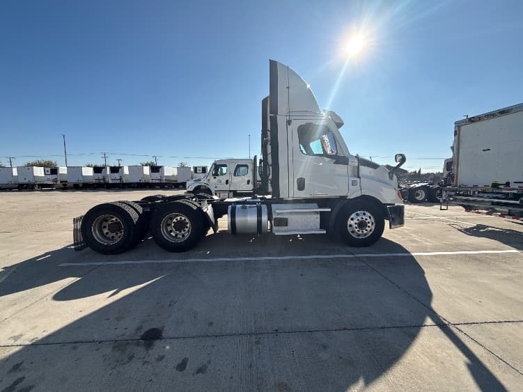 2021 Freightliner Cascadia in Arlington, TX — photo 8