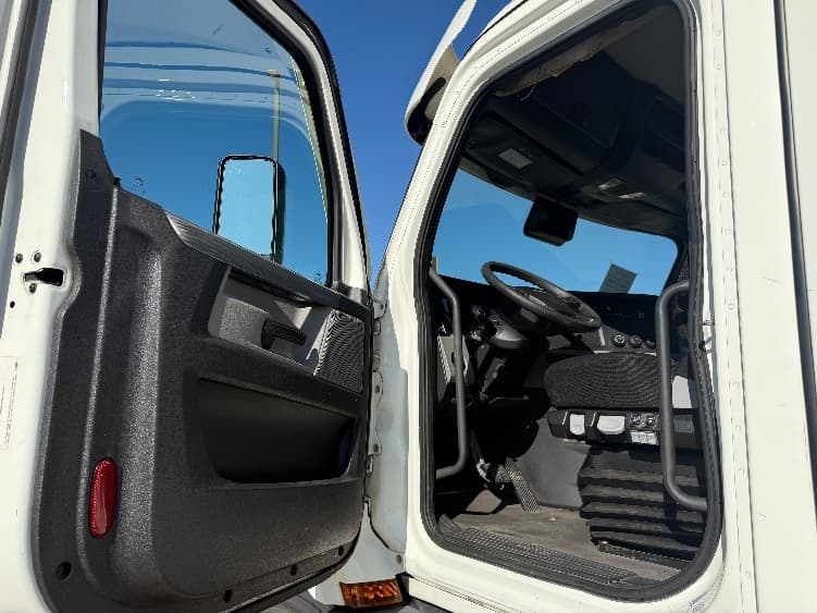 2021 Freightliner Cascadia in Arlington, TX — photo 9