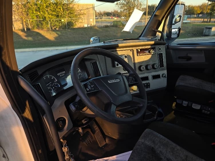 2021 Freightliner Cascadia in Arlington, TX — photo 10