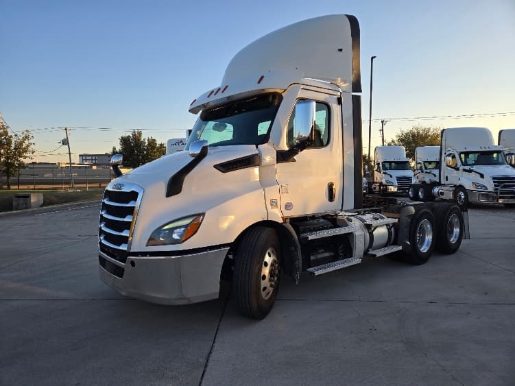 2021 Freightliner Cascadia in Arlington, TX — photo 3