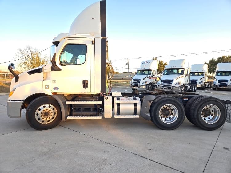 2021 Freightliner Cascadia in Arlington, TX — photo 4