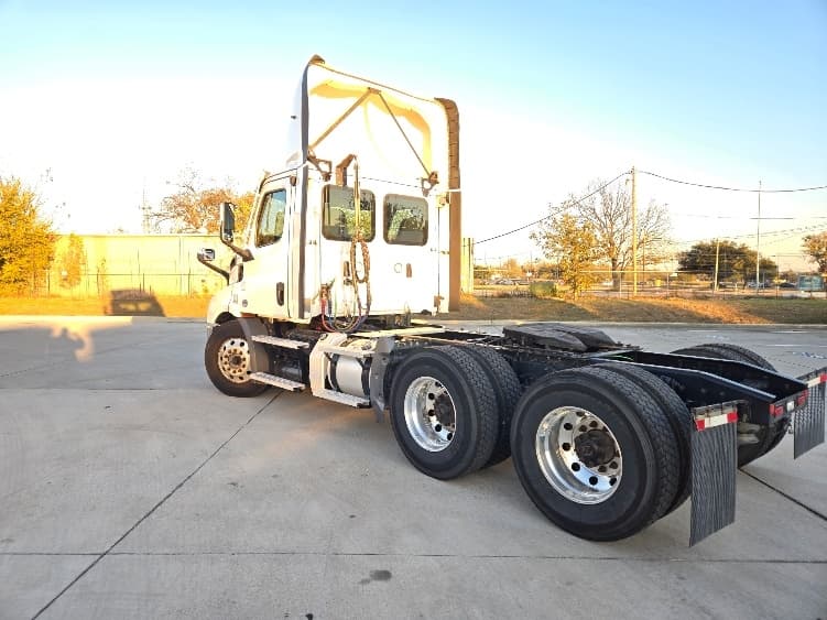 2021 Freightliner Cascadia in Arlington, TX — photo 5