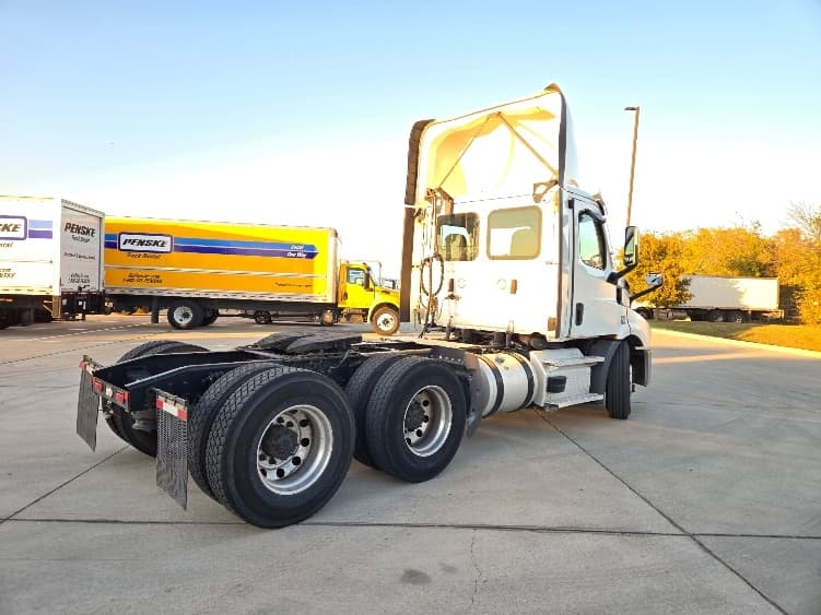 2021 Freightliner Cascadia in Arlington, TX — photo 7