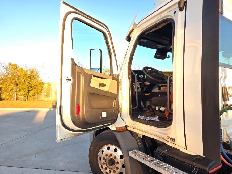 2021 Freightliner Cascadia in Arlington, TX — photo 9
