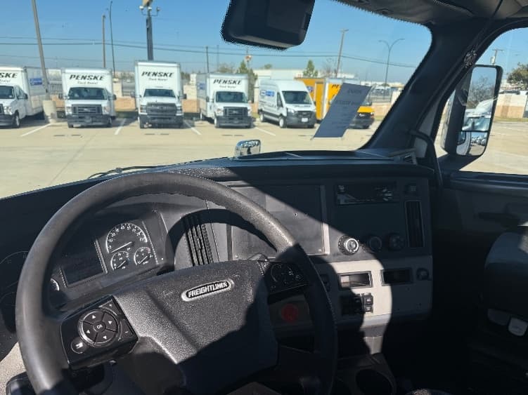2021 Freightliner Cascadia in Arlington, TX — photo 10