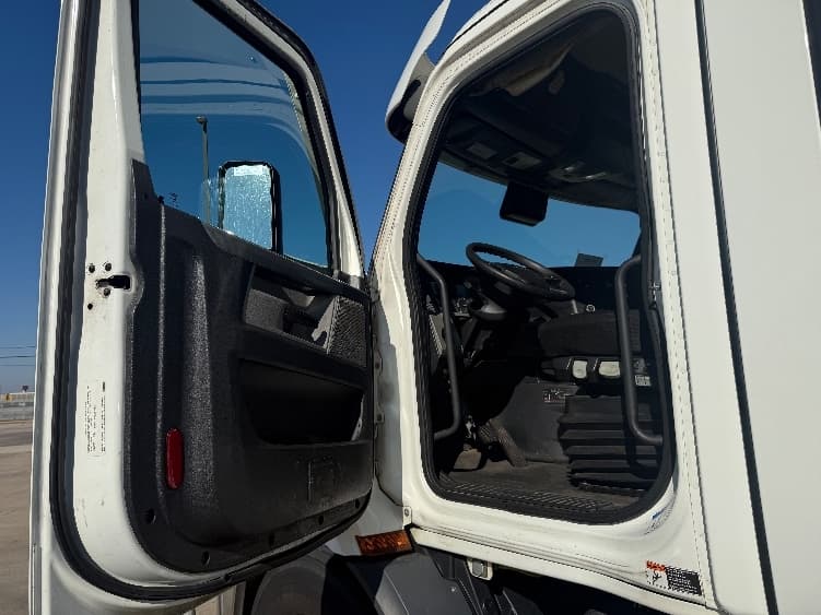 2021 Freightliner Cascadia in Arlington, TX — photo 9
