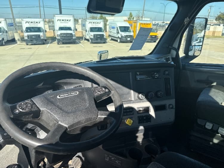 2021 Freightliner Cascadia in Arlington, TX — photo 10