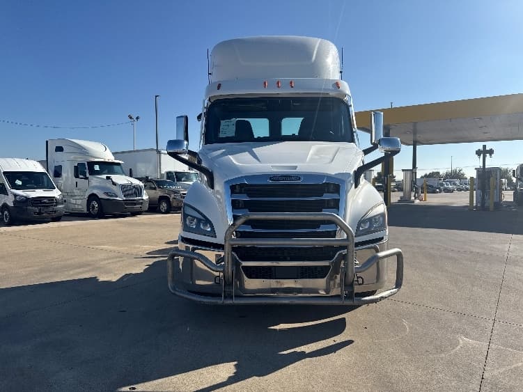 2021 Freightliner Cascadia in Arlington, TX — photo 2