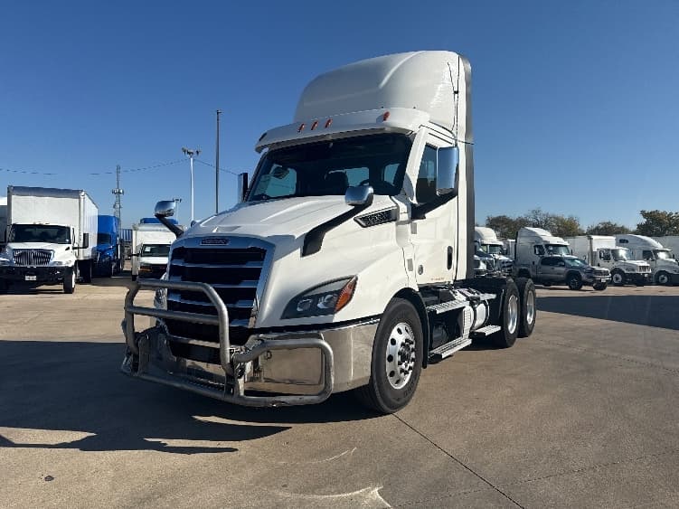 2021 Freightliner Cascadia in Arlington, TX — photo 3