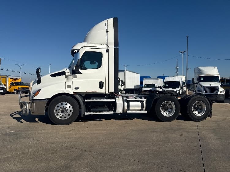 2021 Freightliner Cascadia in Arlington, TX — photo 4