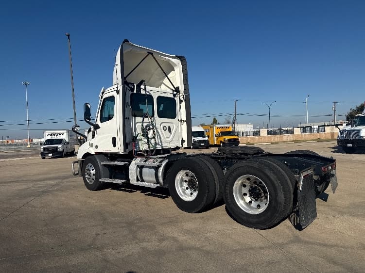 2021 Freightliner Cascadia in Arlington, TX — photo 5