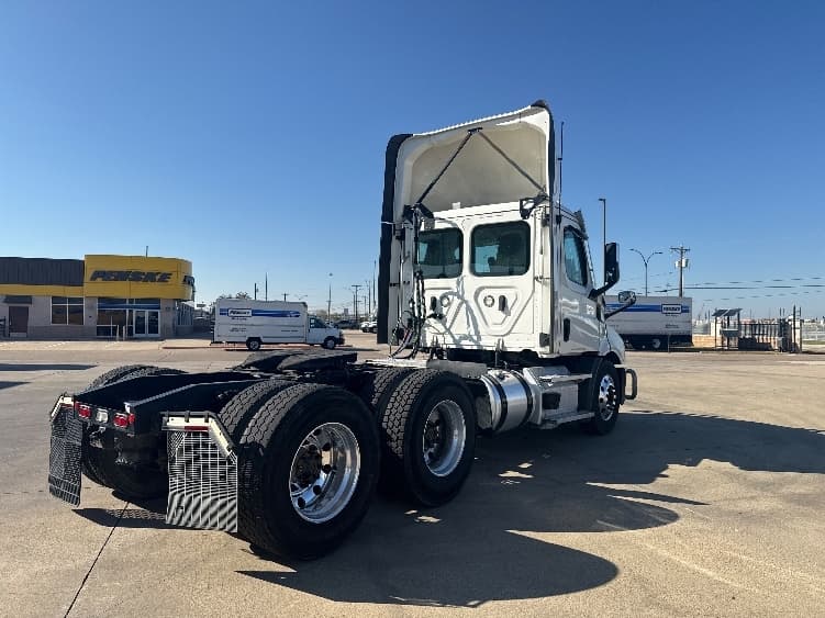 2021 Freightliner Cascadia in Arlington, TX — photo 7