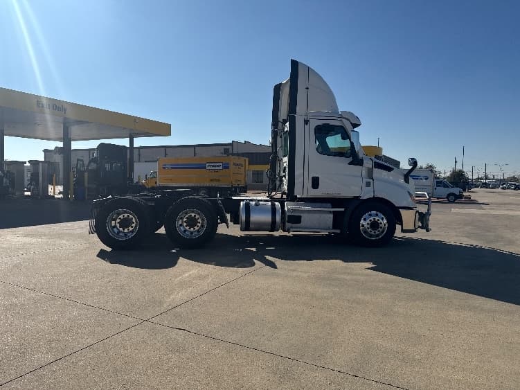 2021 Freightliner Cascadia in Arlington, TX — photo 8