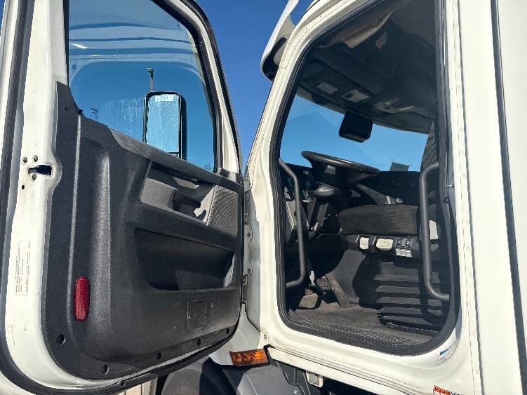 2021 Freightliner Cascadia in Arlington, TX — photo 9