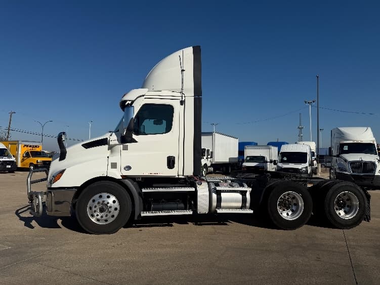 2021 Freightliner Cascadia in Arlington, TX — photo 4