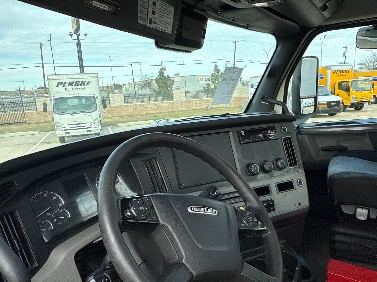 2021 Freightliner Cascadia in Arlington, TX — photo 10