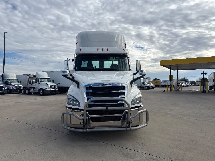 2021 Freightliner Cascadia in Arlington, TX — photo 2