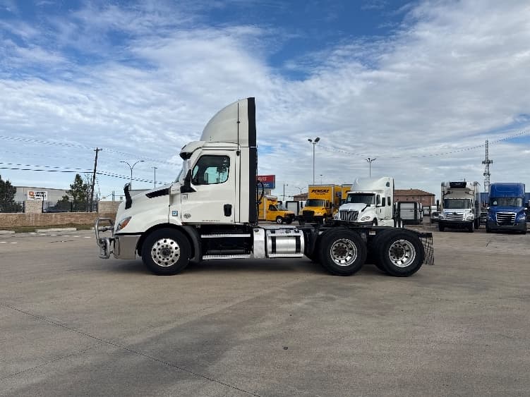 2021 Freightliner Cascadia in Arlington, TX — photo 4