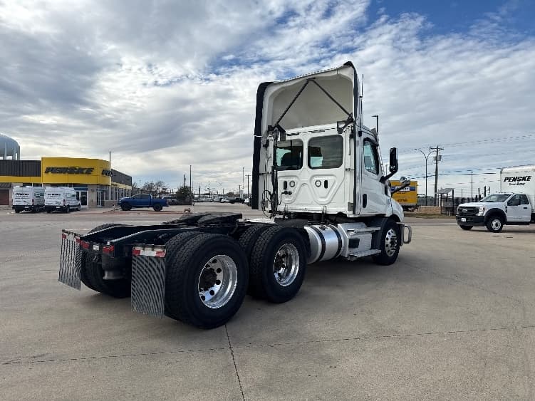 2021 Freightliner Cascadia in Arlington, TX — photo 7