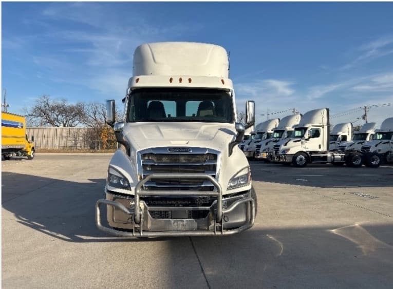 2021 Freightliner Cascadia in Arlington, TX — photo 2