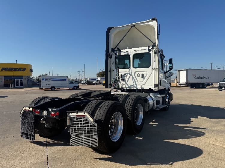 2021 Freightliner Cascadia in Arlington, TX — photo 7