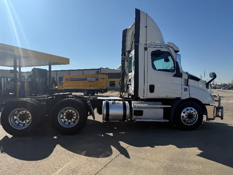 2021 Freightliner Cascadia in Arlington, TX — photo 8