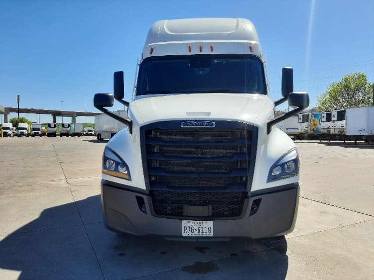 2023 Freightliner Cascadia in Fort Worth, TX — photo 2