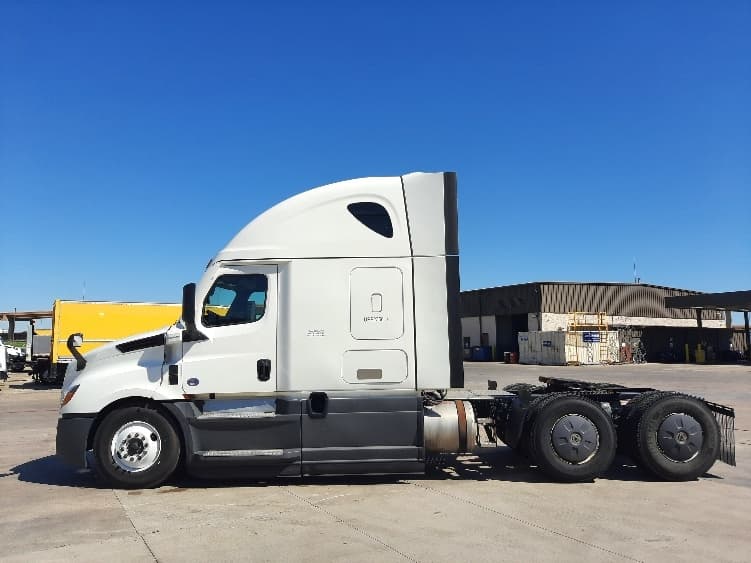 2023 Freightliner Cascadia in Fort Worth, TX — photo 4