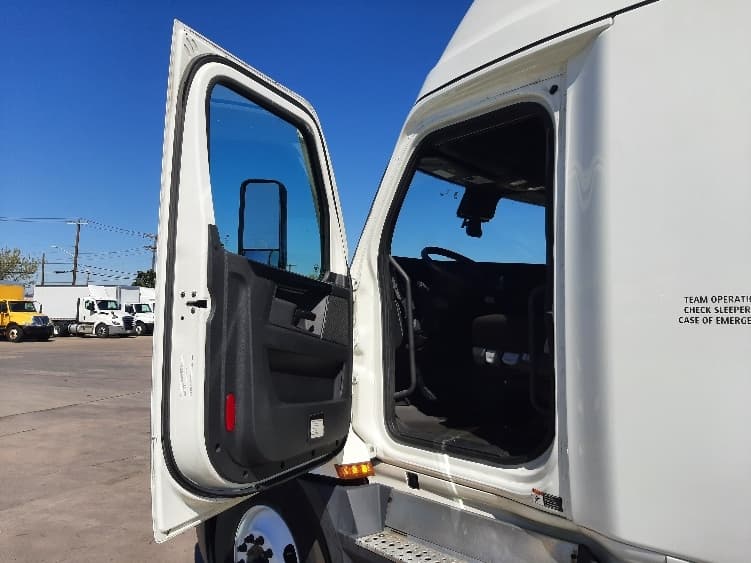 2023 Freightliner Cascadia in Fort Worth, TX — photo 9